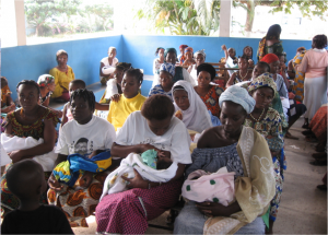 Mothers and their children gather at a clinic in Côte d’Ivoire.